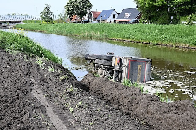 2024/77/20240506-11u33 GB 006 Voertuig te water Hoofdweg.jpg